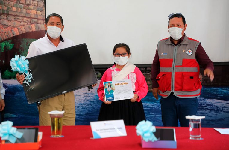 Escolares quechuahablantes ganan concurso de poesía