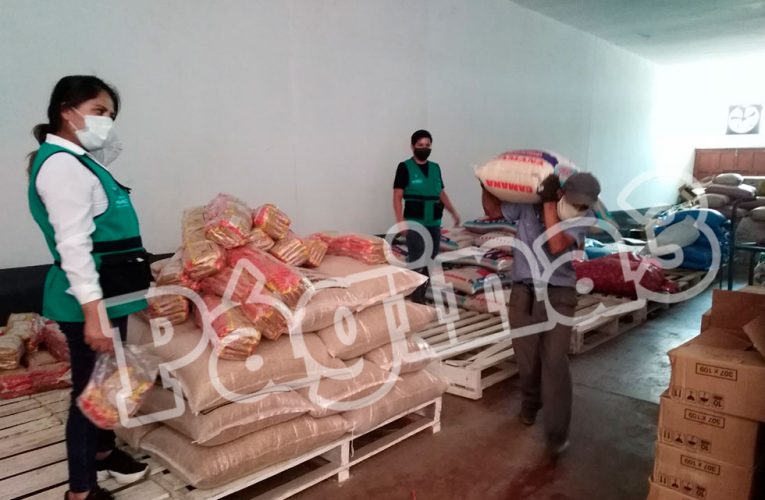Reparten alimentos para atender a familias en asentamientos humanos