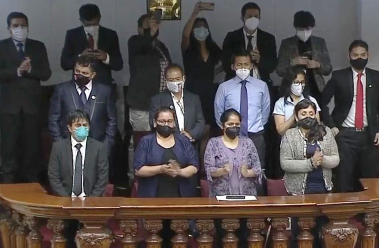 Familiares de Inti y Bryan en ceremonia de juramentación