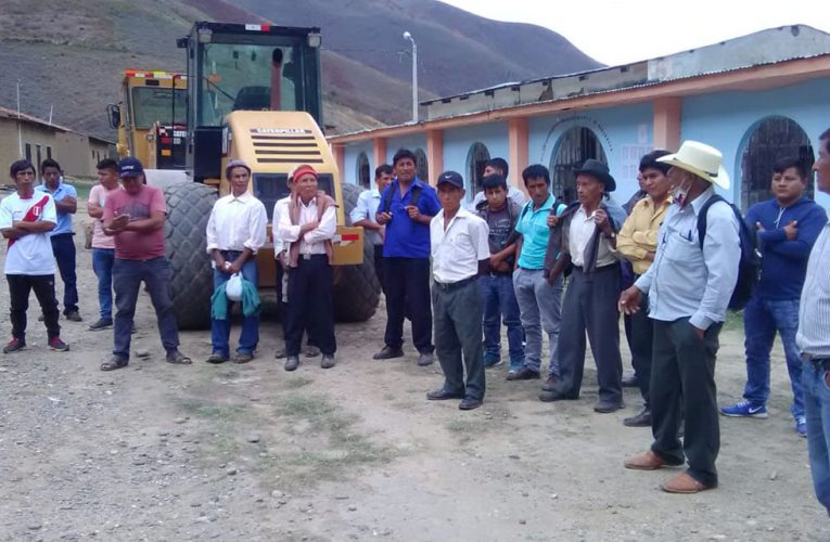 Comuneros retienen máquinas de consorcio