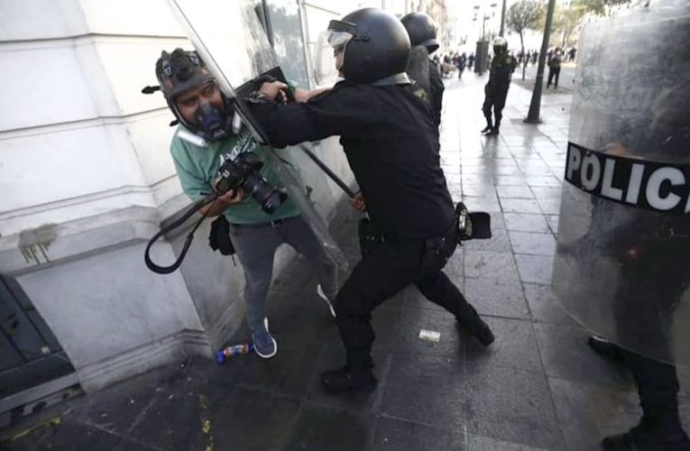 Policías agreden a periodistas en marchas de Lima