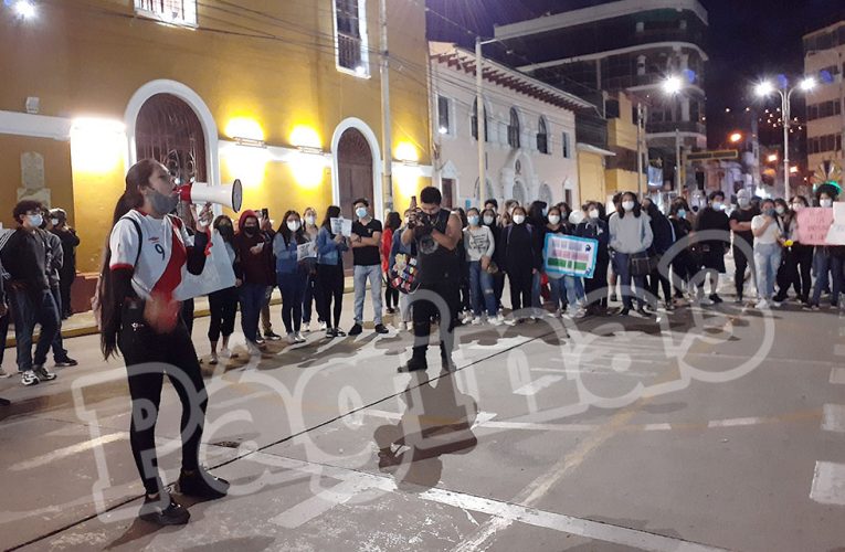 Piden ubicar a desaparecidos en marcha nacional contra Merino