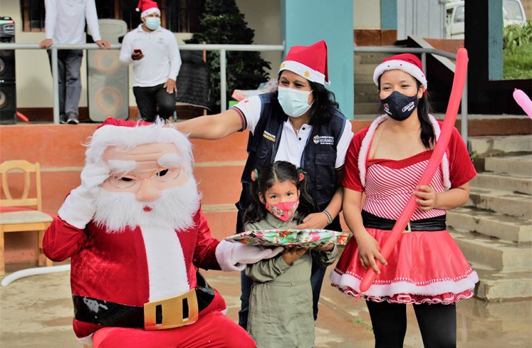 Ofrecen show y regalos a niños de aldea San Juan Bosco