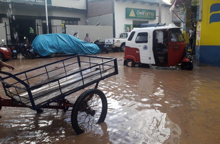Torrencial lluvia inunda calles de Ambo