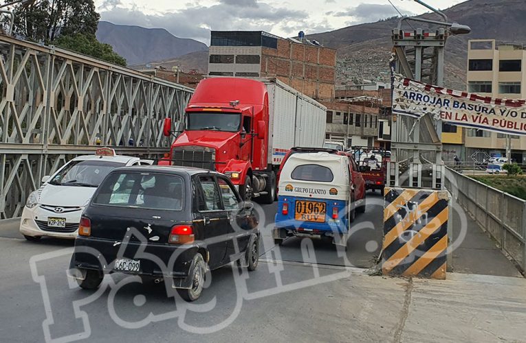 Aumenta tráfico de vehículos pesados por puente modular