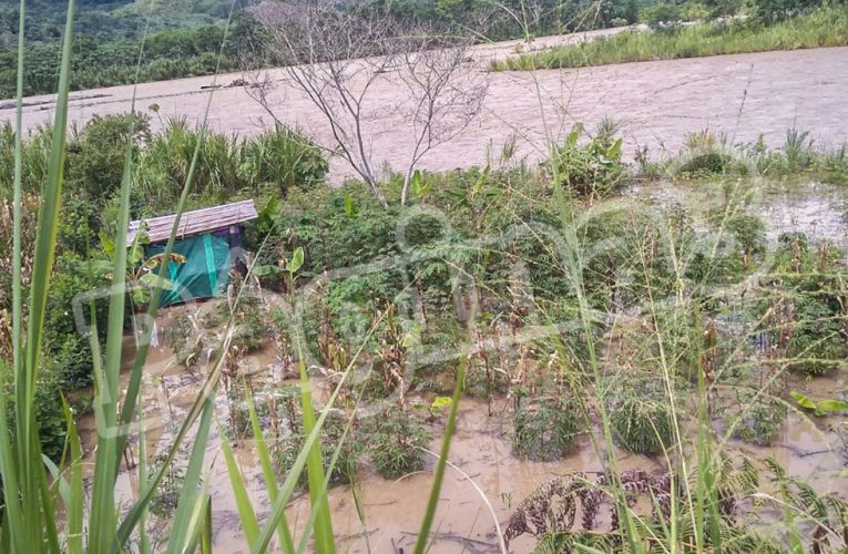 Quince familias afectadas por desborde del río Monzón