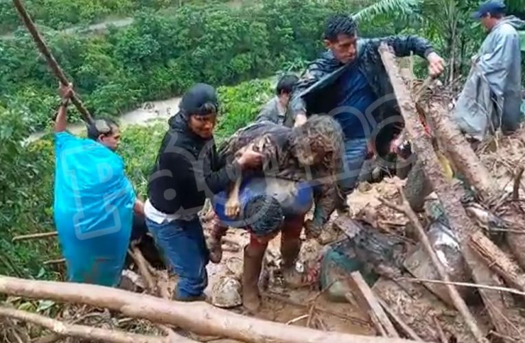 Pobladores y policías rescatan con vida a anciana sepultada por huaico [vídeo]