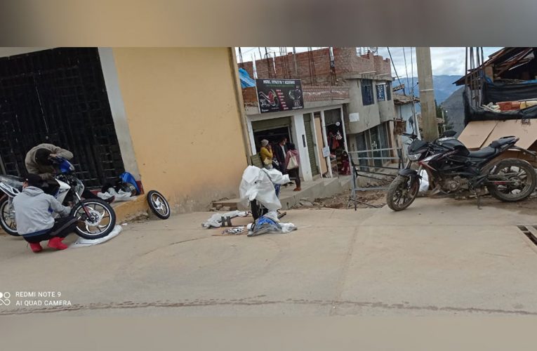 En la vía pública arman motocicletas