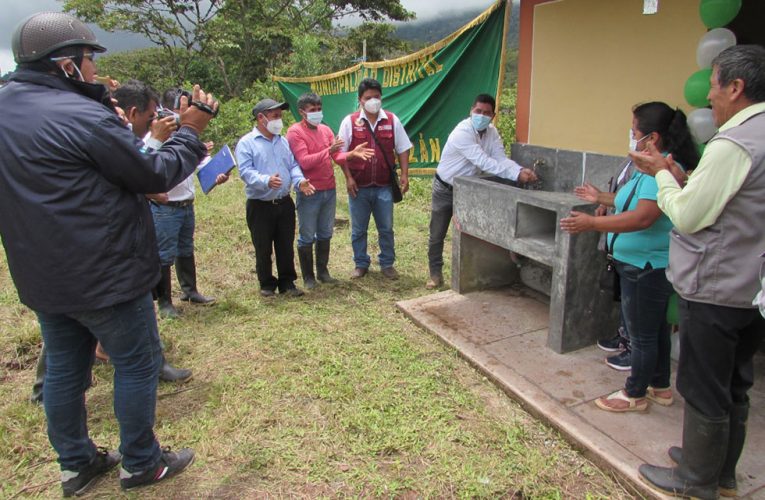 Inauguran obra de agua para tres caseríos