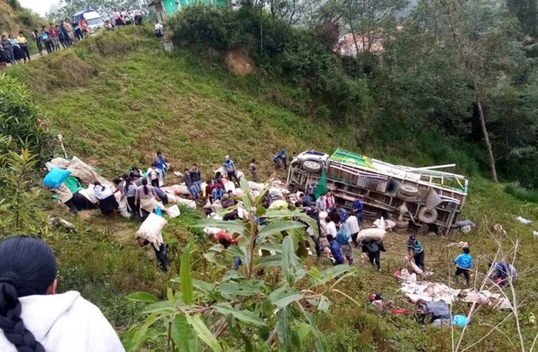 Camionero muere en volcadura