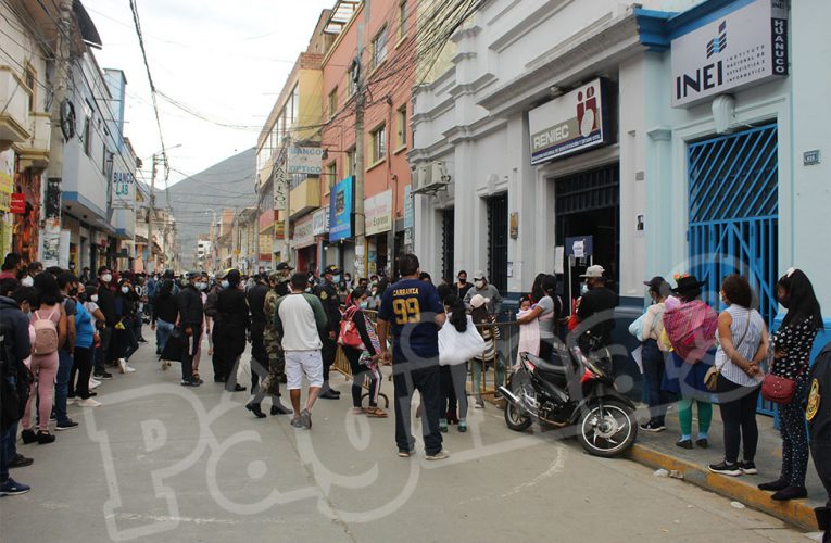 Otra vez largas colas en puertas del Reniec