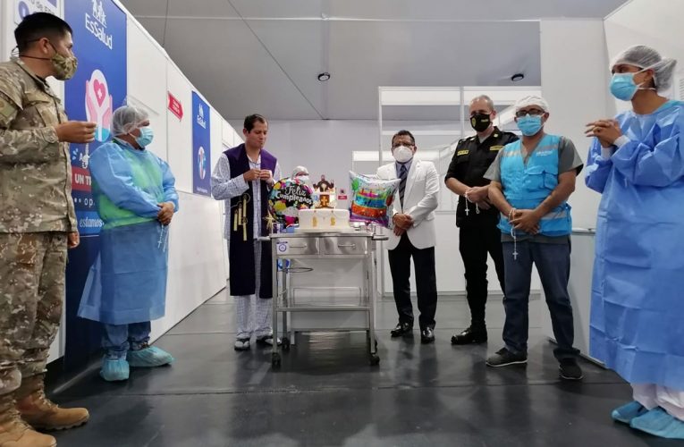 En hospital celebran cumpleaños  del padre Juan