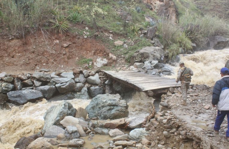 Río desborda y destruye vivienda, puente y cultivos en Churubamba