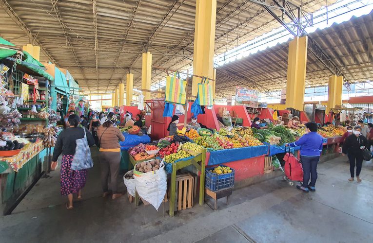 Arquitecta de Minpro constata situación de mercado de Paucarbamba