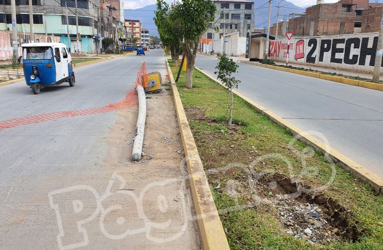 Poste derribado por  camioneta causa accidente