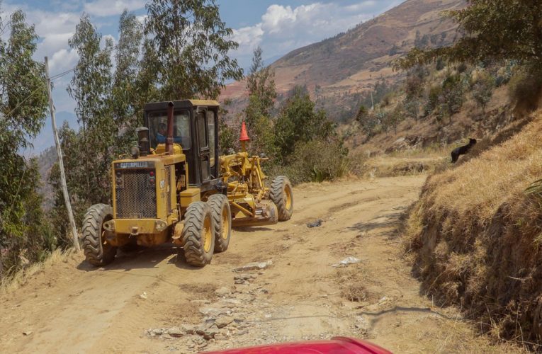 Rehabilitan carretera con faenas comunales