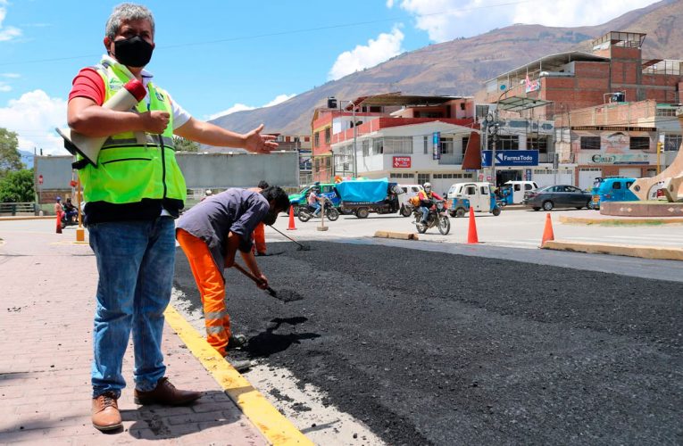 Asfaltan calles en Amarilis