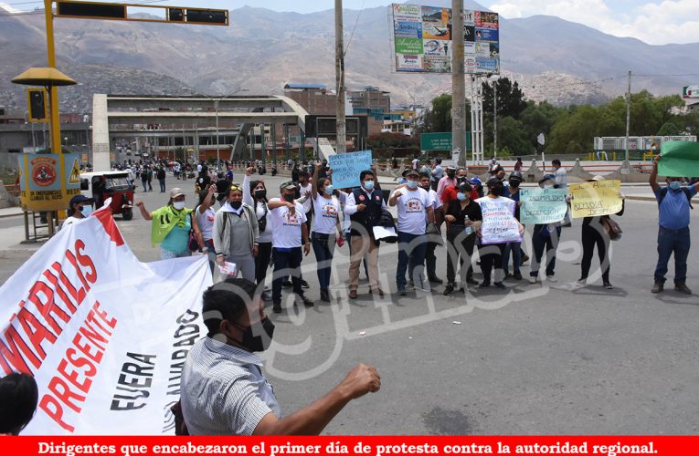 Bloqueo humano  en el primer día de protesta contra gobernador regional