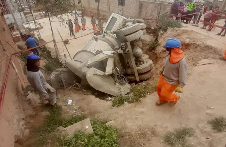 Chofer de consorcio vial pierde una pierna al volcar camión mixer