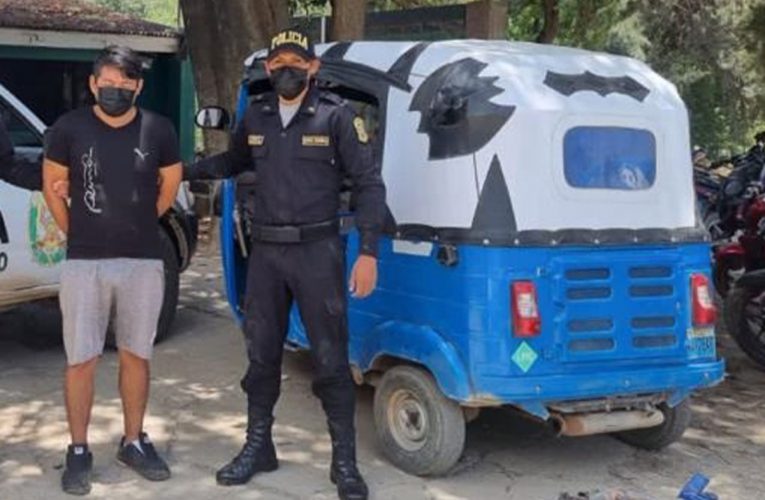 Cae conduciendo trimóvil de taxista asesinado