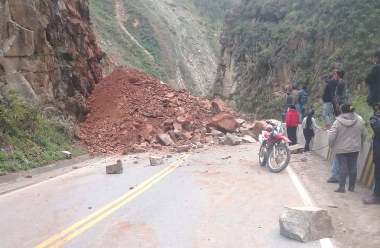Derrumbe bloqueó carretera Central en San Rafael
