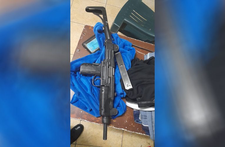 Incautan un arma  de guerra a pasajero