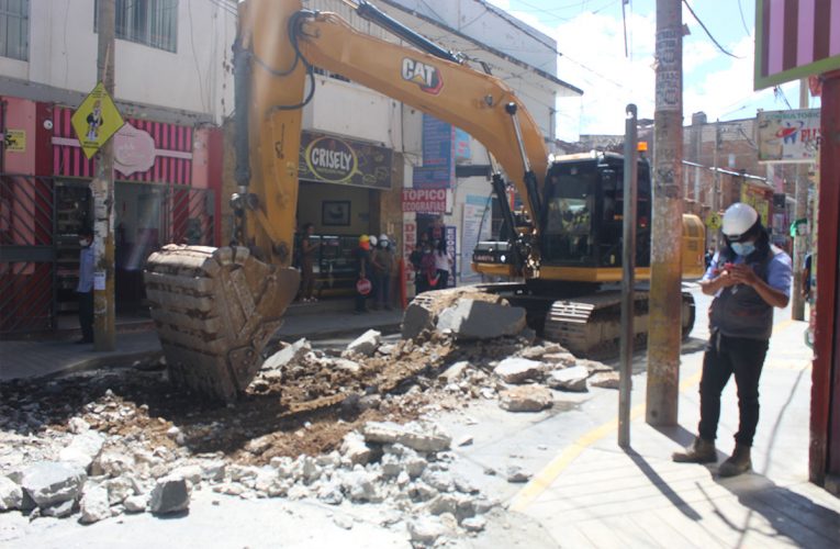 Cierran cuadras 9 y 10 de Dos de Mayo para pavimentación