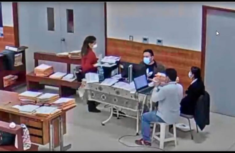 Difunden video en el que se ve a postulante trabajando con comisión de concurso