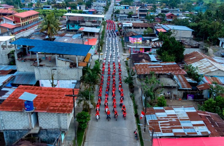 Motociclistas forman la bandera móvil más grande