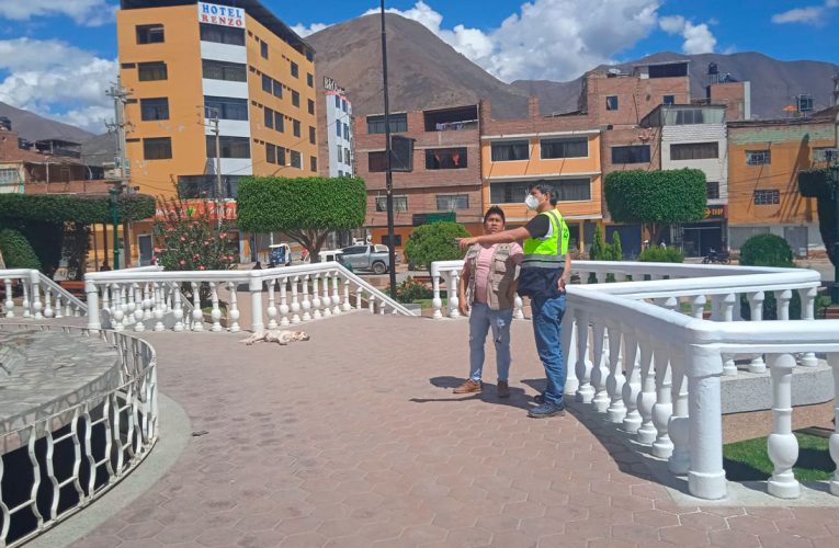 Realizan mantenimiento de la Plaza Mayor de Paucarbamba