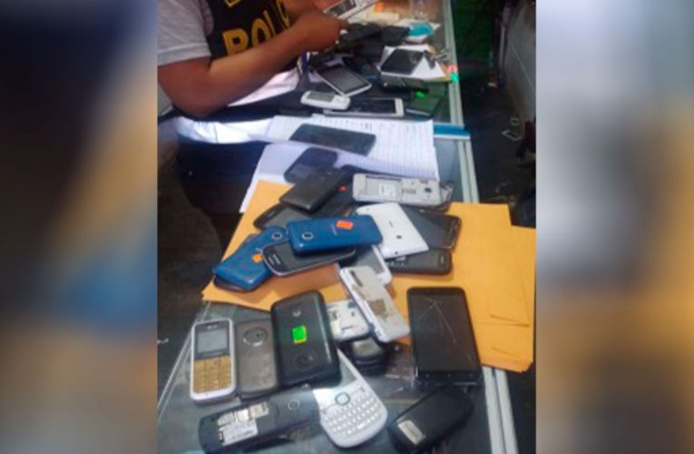 En tiendas de celulares hallan 70 equipos de telefonía robados