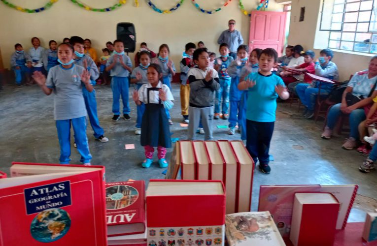Donan libros y juguetes a escolares  de Huachog