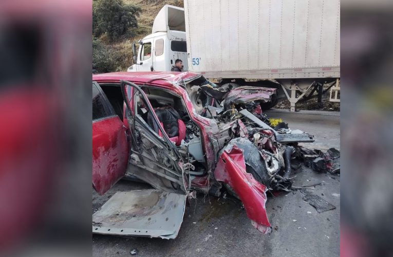 Tres muertos en choque de auto con un camión