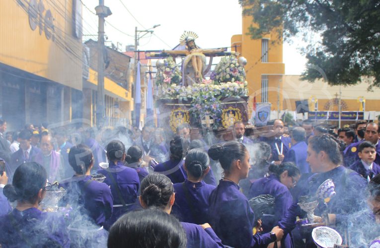 Fervor y devoción  en procesión  del Señor de Burgos