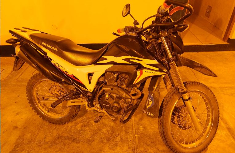 Huye dejando droga y moto robada para evitar detención