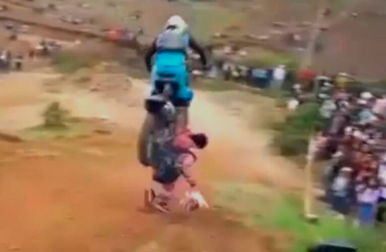 Mujer es atropellada en plena motocrós