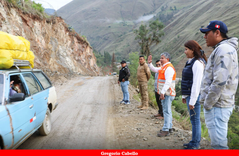 Acusa irregularidades en pavimentación  de la carretera Higueras-Cozo