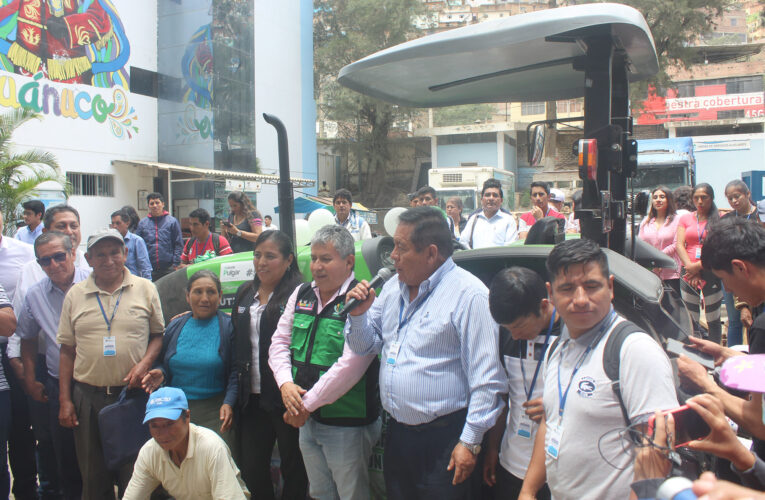 Procompite entrega tractores para planes de negocios de asociaciones de productores agrarios