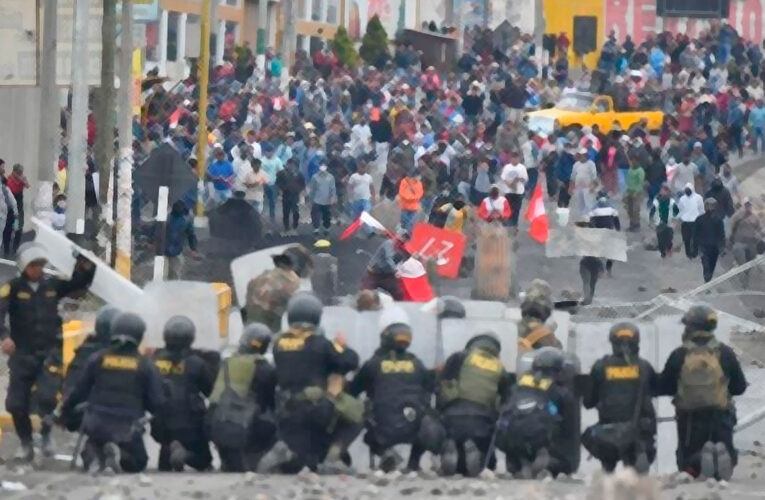 Sureños continúan protestando contra la dictadura cívico-militar y dan la pauta para el movimiento político peruano. La tragedia de los soldados al cruzar el río Ilave, Puno. El alto mando militar de Puno miente