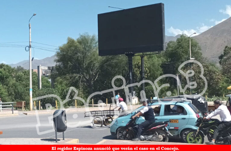 Nadie responde por la  pantalla publicitaria que funcionaba ilegalmente