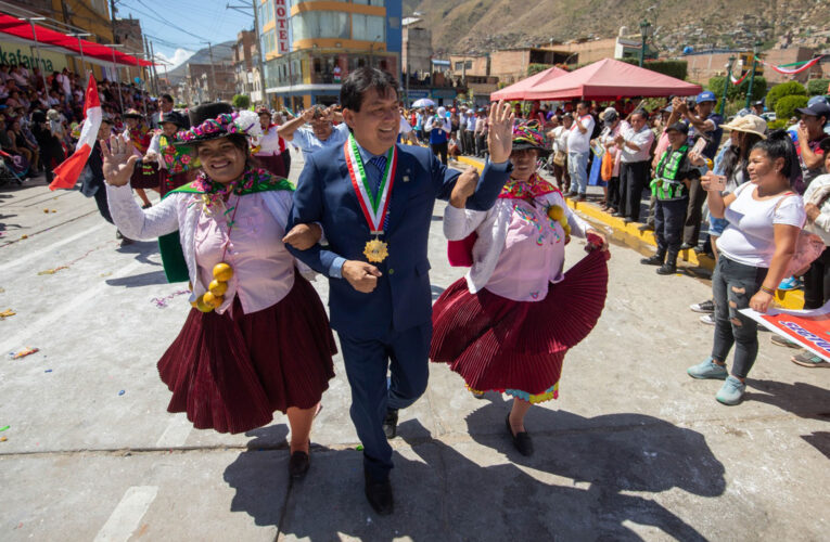 Desfile folclórico por 41º aniversario de Amarilis