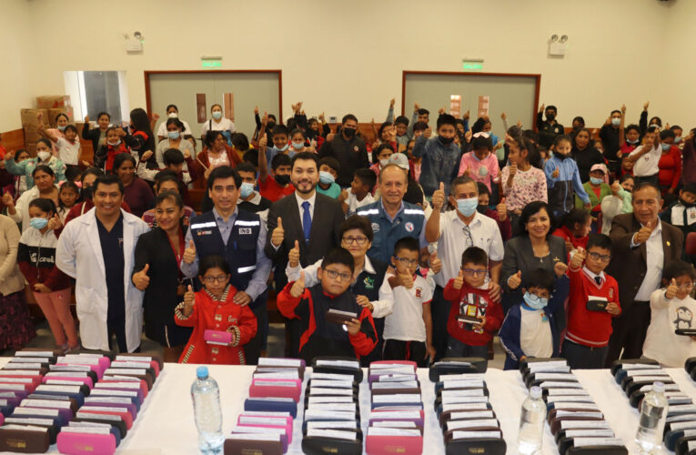 Entregan lentes  a niños de 5 a 11 años