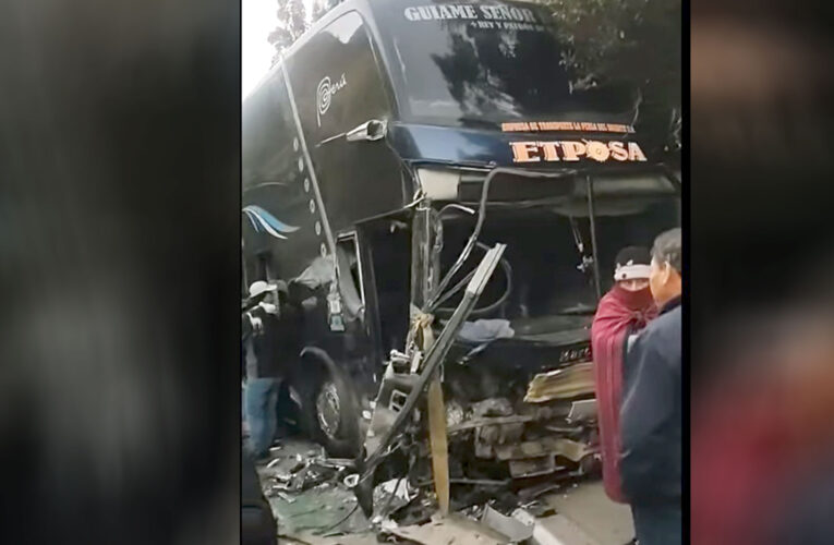 Chofer de combi muere al chocar con bus de Etposa