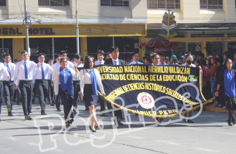 Estudiantes de educación desfilan por el Día del Maestro