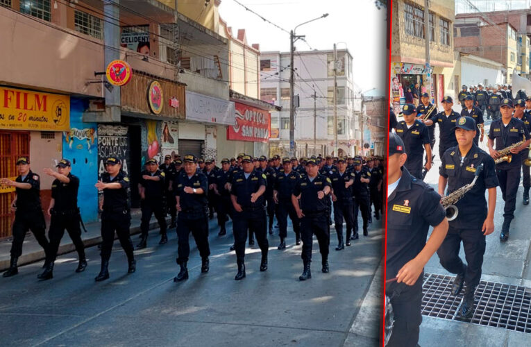 Policías realizan ensayos para desfile por Fiestas Patrias