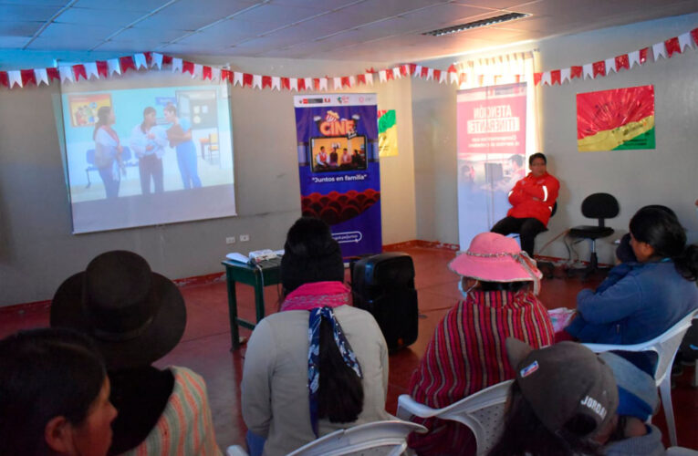 Con cine comunal informan de importancia de la salud