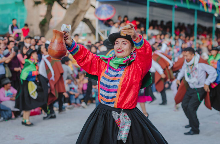 Doce horas de danzas en  el aniversario de Huánuco