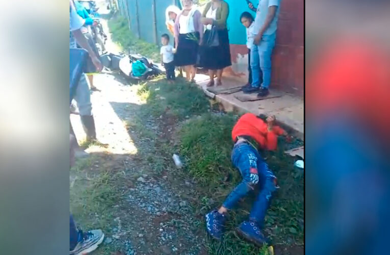 Motociclista lucha por su vida tras choque con camión