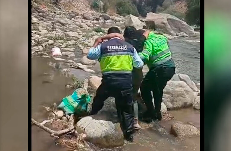 Mujer es rescatada del río