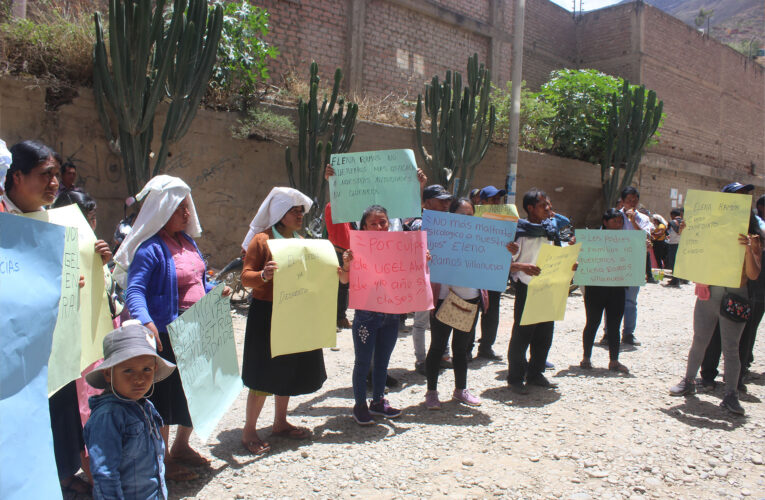 Padres de familia piden a la UGEL remover a docente Elena Ramos